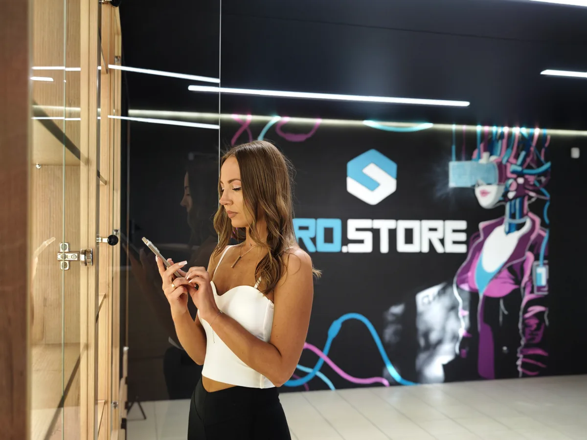 Посетительница с телефоном в магазине Pro.Store